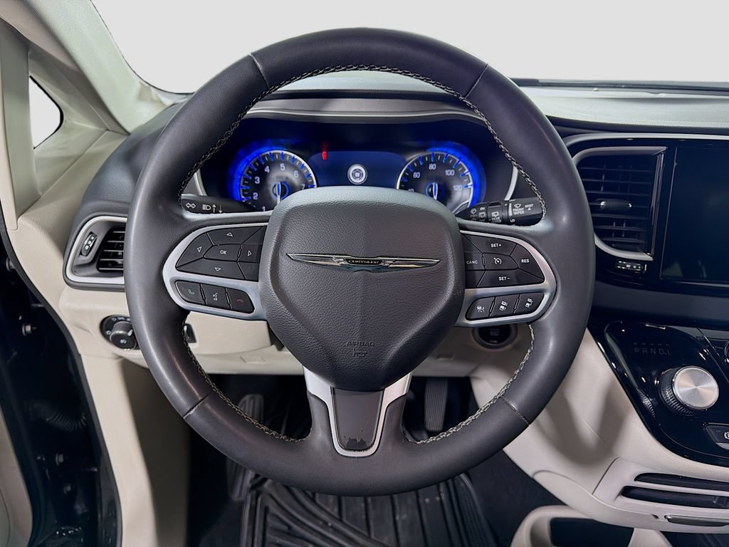 Used 2022 Chrysler Pacifica Touring-L FWD image 13