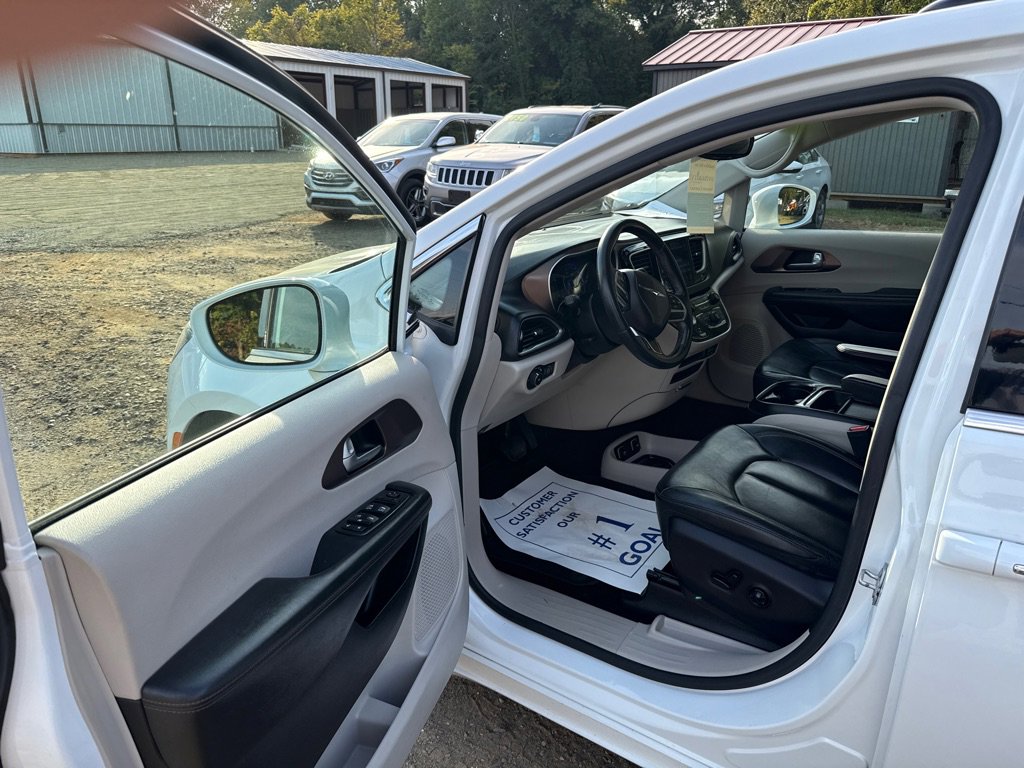 Used 2017 Chrysler Pacifica Touring-L w/ Tire & Wheel Group image 10