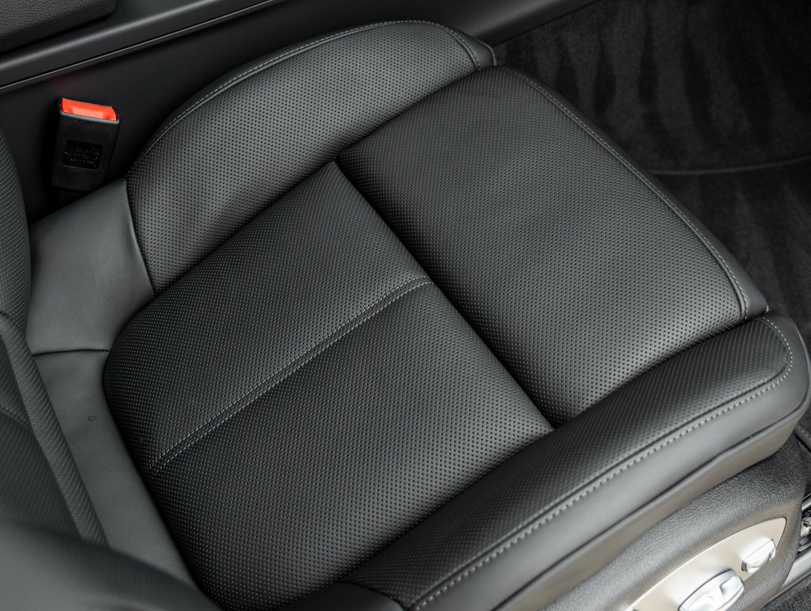 New 2026 Porsche Macan image 43