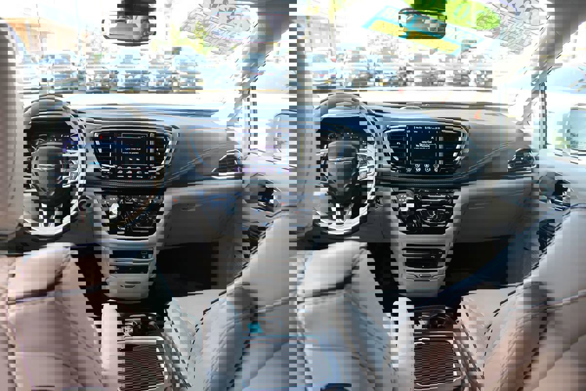 Used 2020 Chrysler Pacifica Limited w/ Advanced Safetytec Group image 40