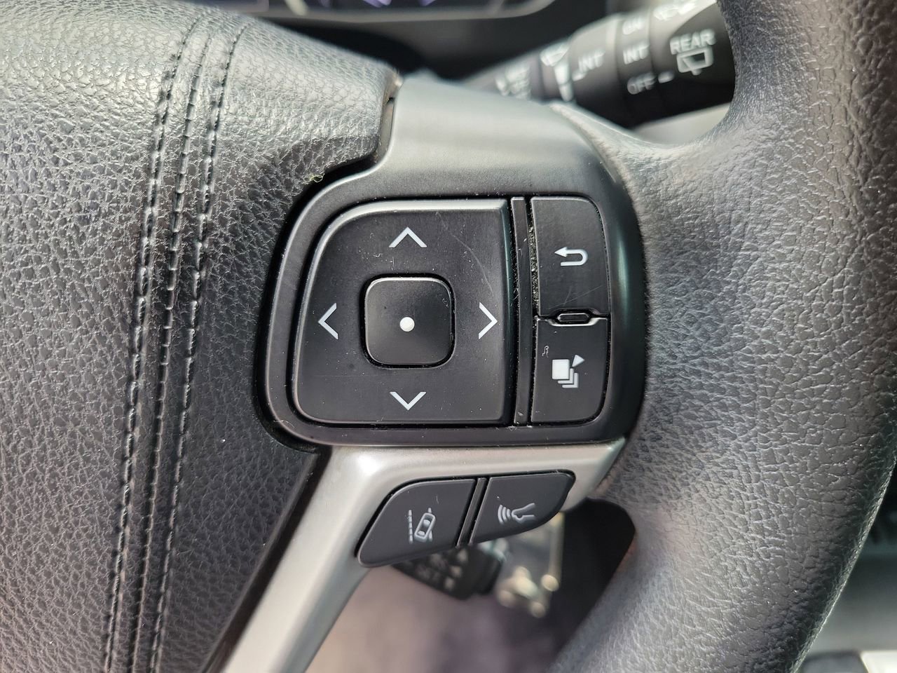 Used 2017 Toyota Highlander LE FWD image 19