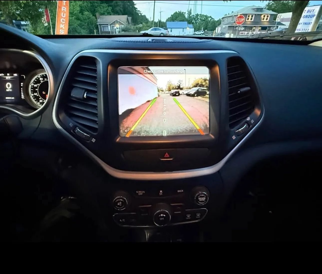Used 2016 Jeep Cherokee Latitude w/ Cold Weather Group FWD image 5