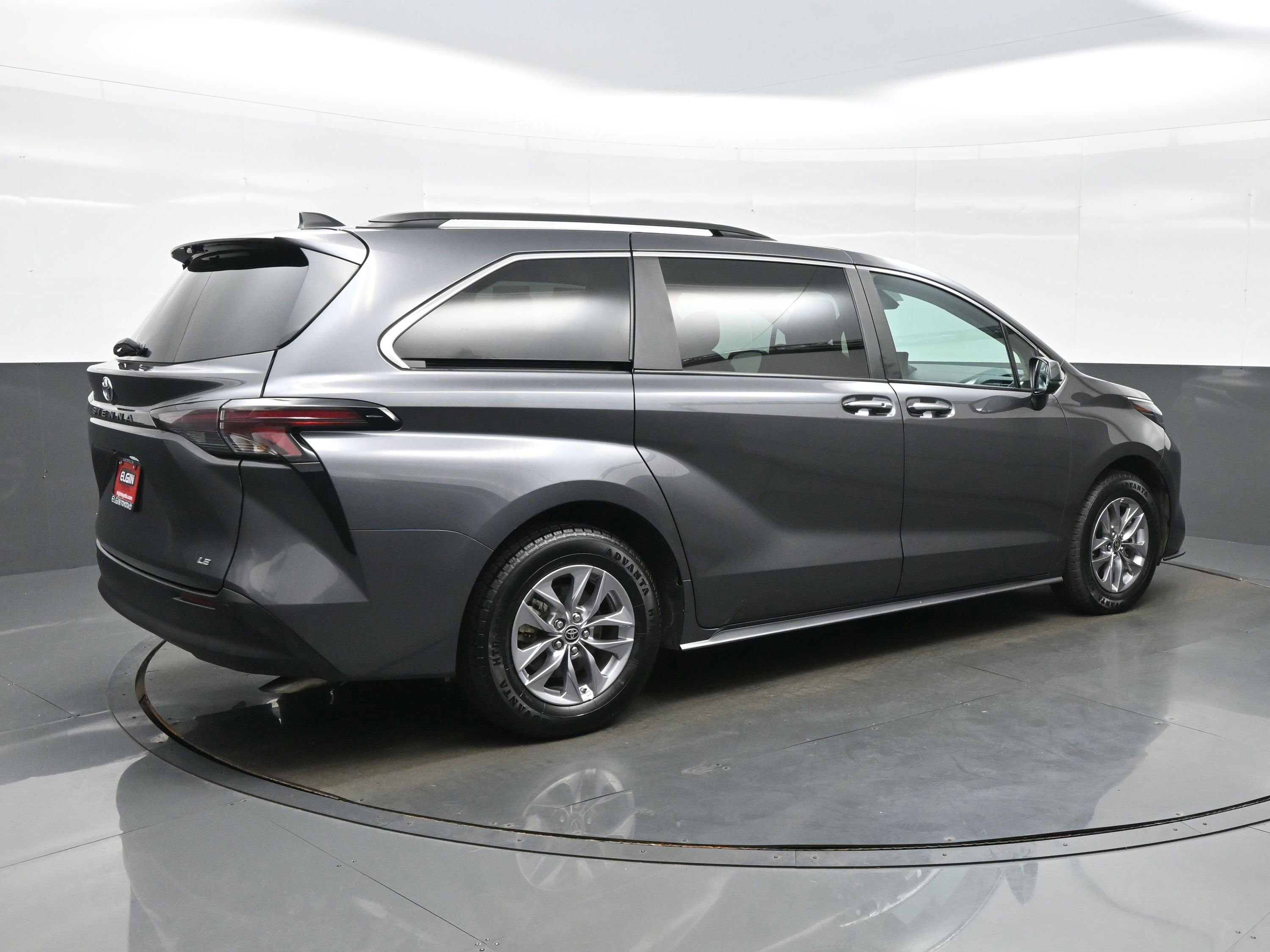 Used 2025 Toyota Sienna XLE FWD image 6
