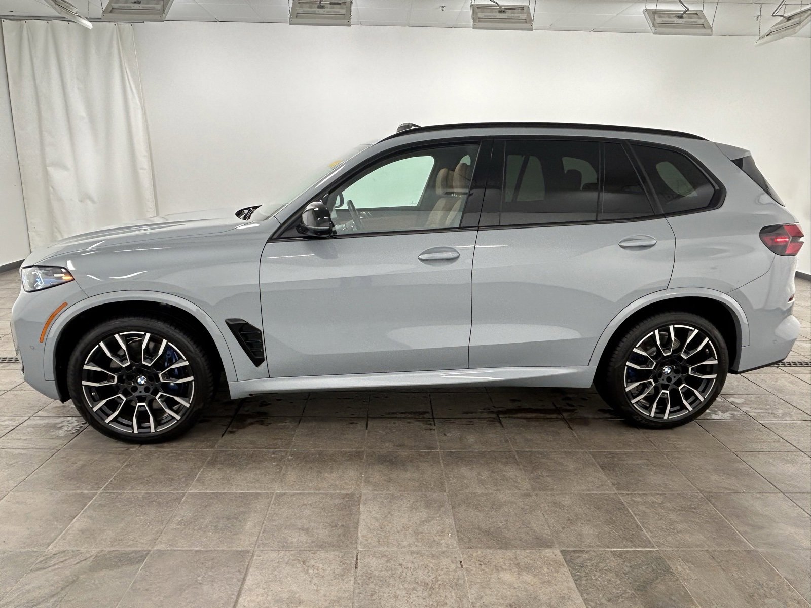 Used 2025 BMW X5 M60i image 3