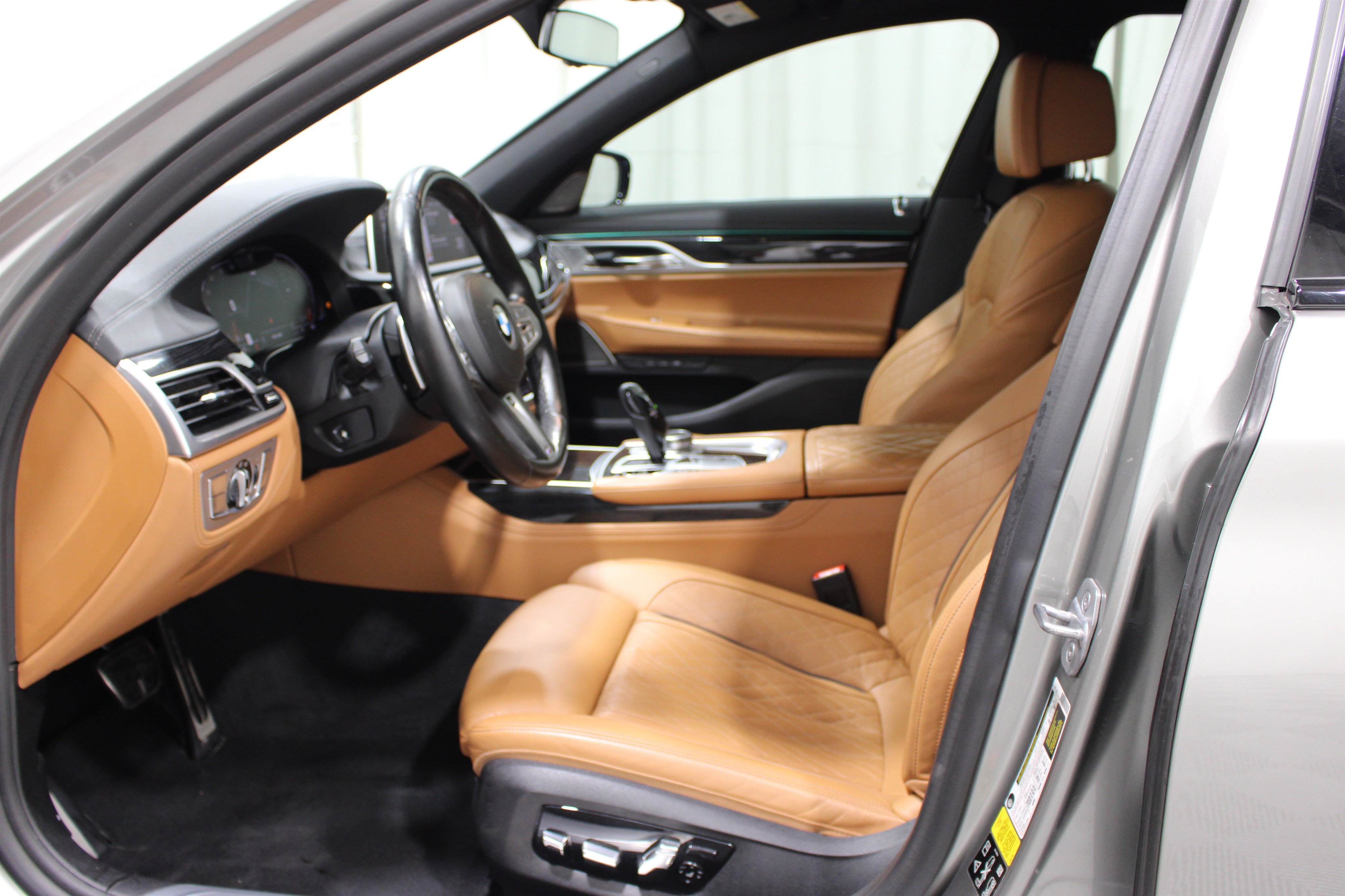 Used 2020 BMW 750i xDrive w/ Executive Package AWD/4WD image 3
