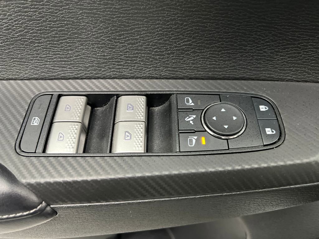 Used 2025 Mitsubishi Outlander SE image 12