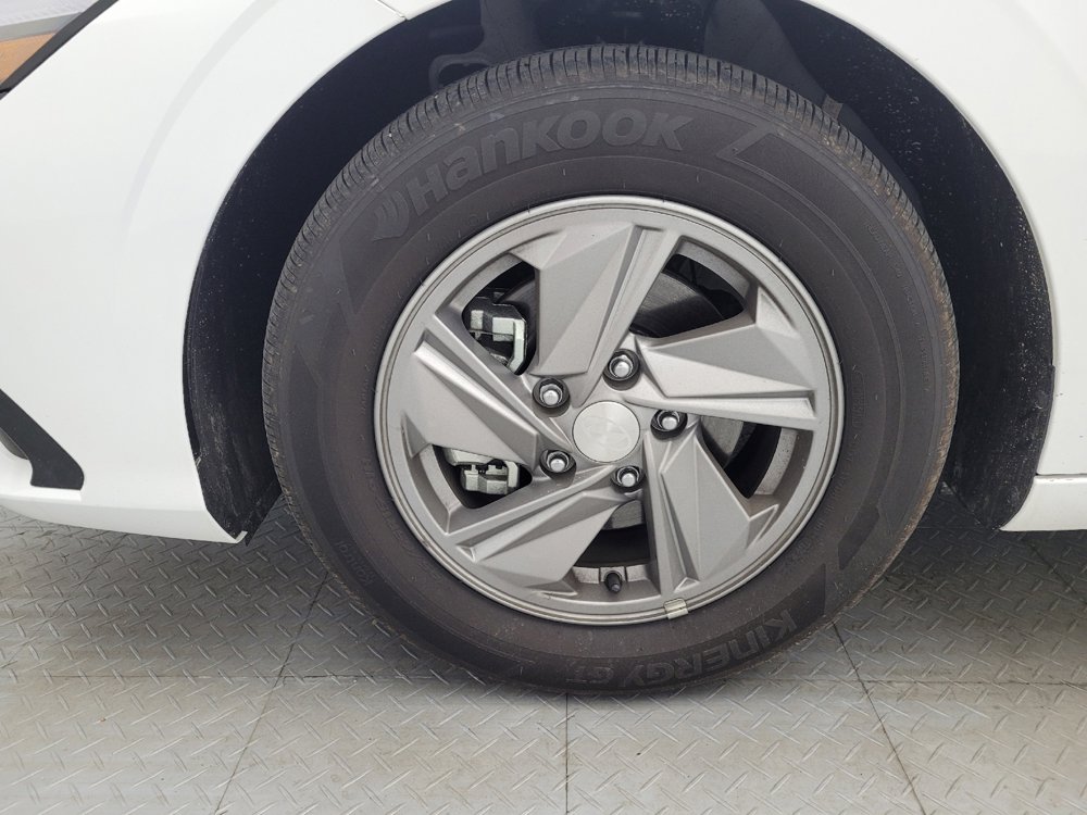 Used 2025 Hyundai Elantra SE image 31