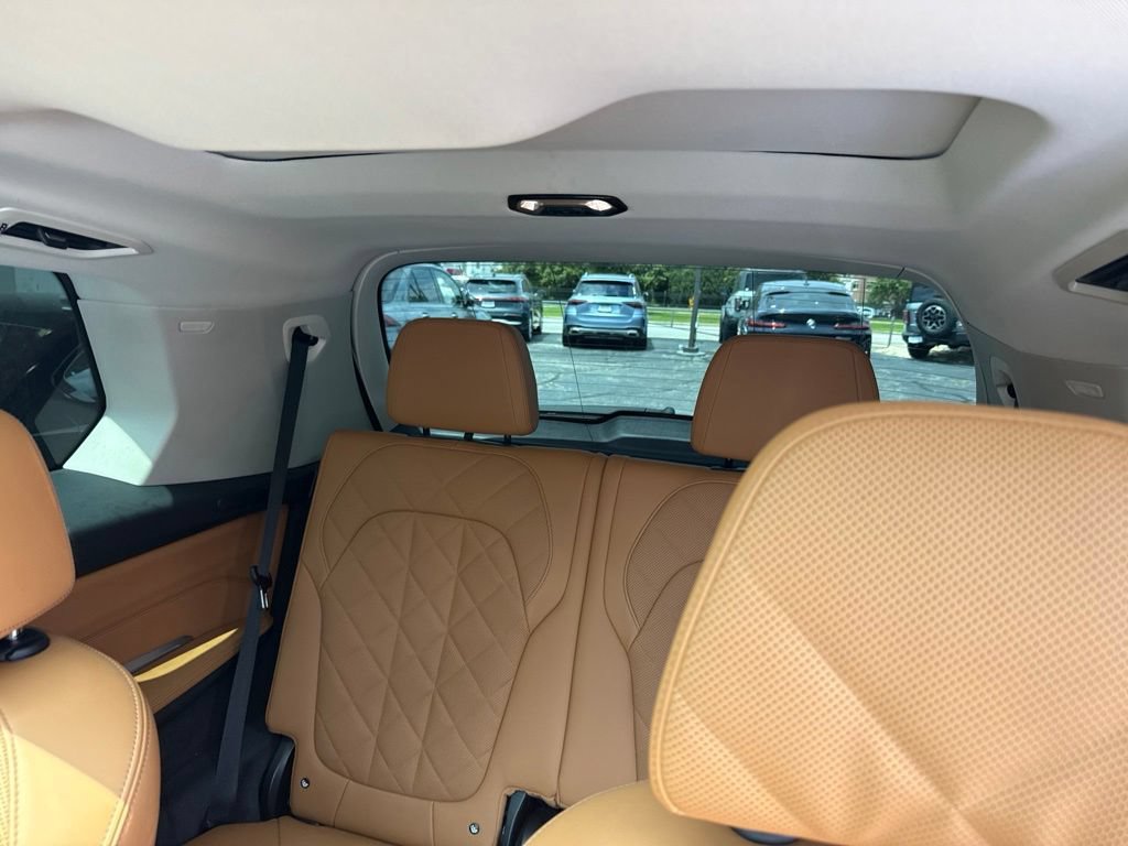 Used 2024 BMW X7 xDrive40i w/ Climate Comfort Package AWD/4WD image 16