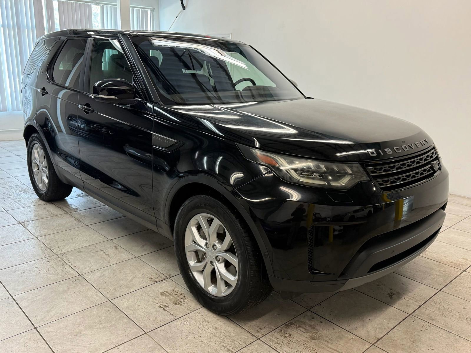 Used 2020 Land Rover Discovery SE image 1