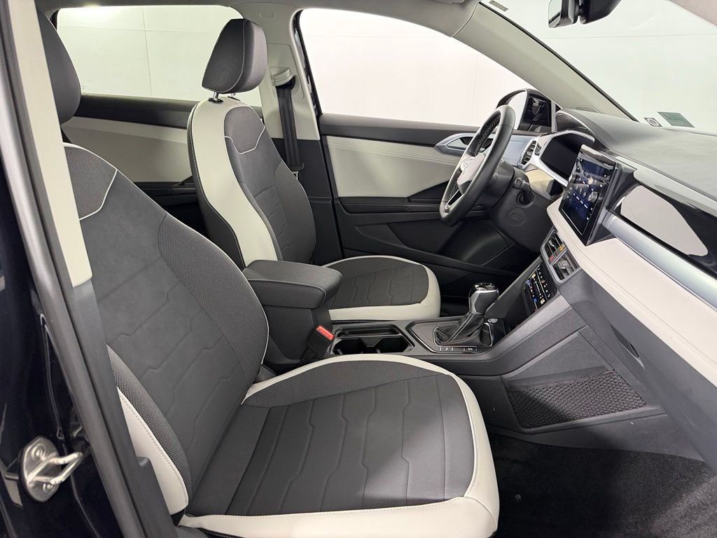 Used 2025 Volkswagen Taos SE w/ Panoramic Sunroof Package FWD image 32
