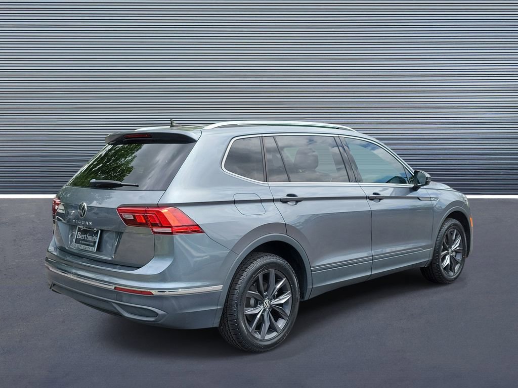Used 2022 Volkswagen Tiguan SE w/ Panoramic Sunroof Package FWD image 3