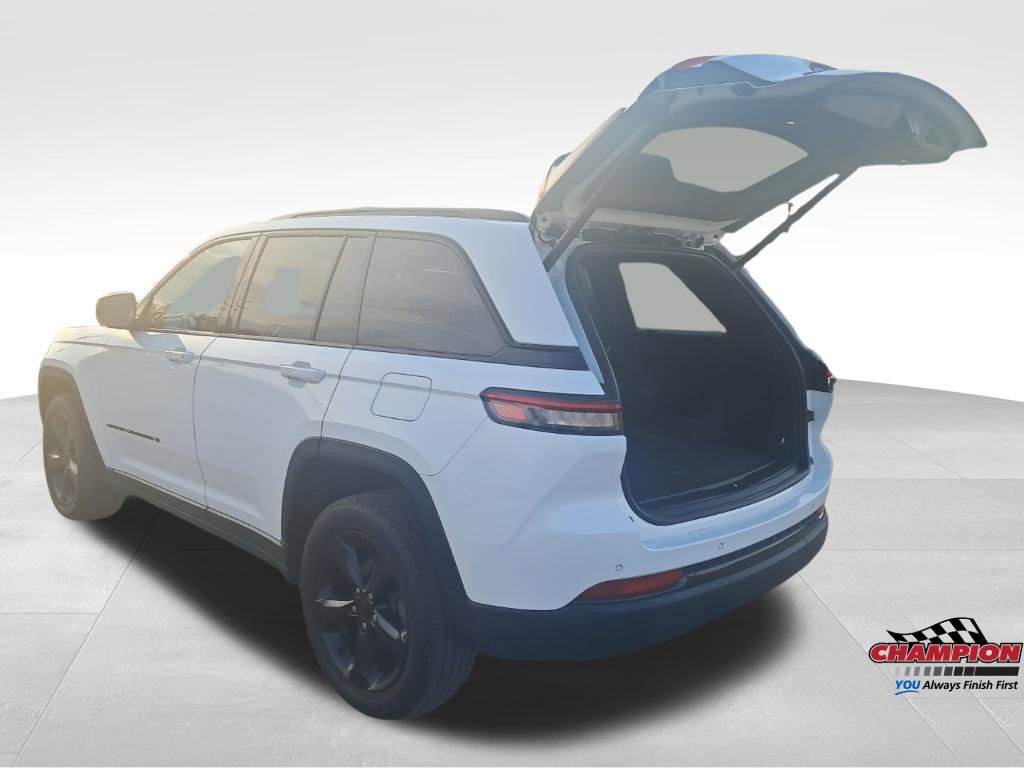 Used 2022 Jeep Grand Cherokee Altitude AWD/4WD image 18