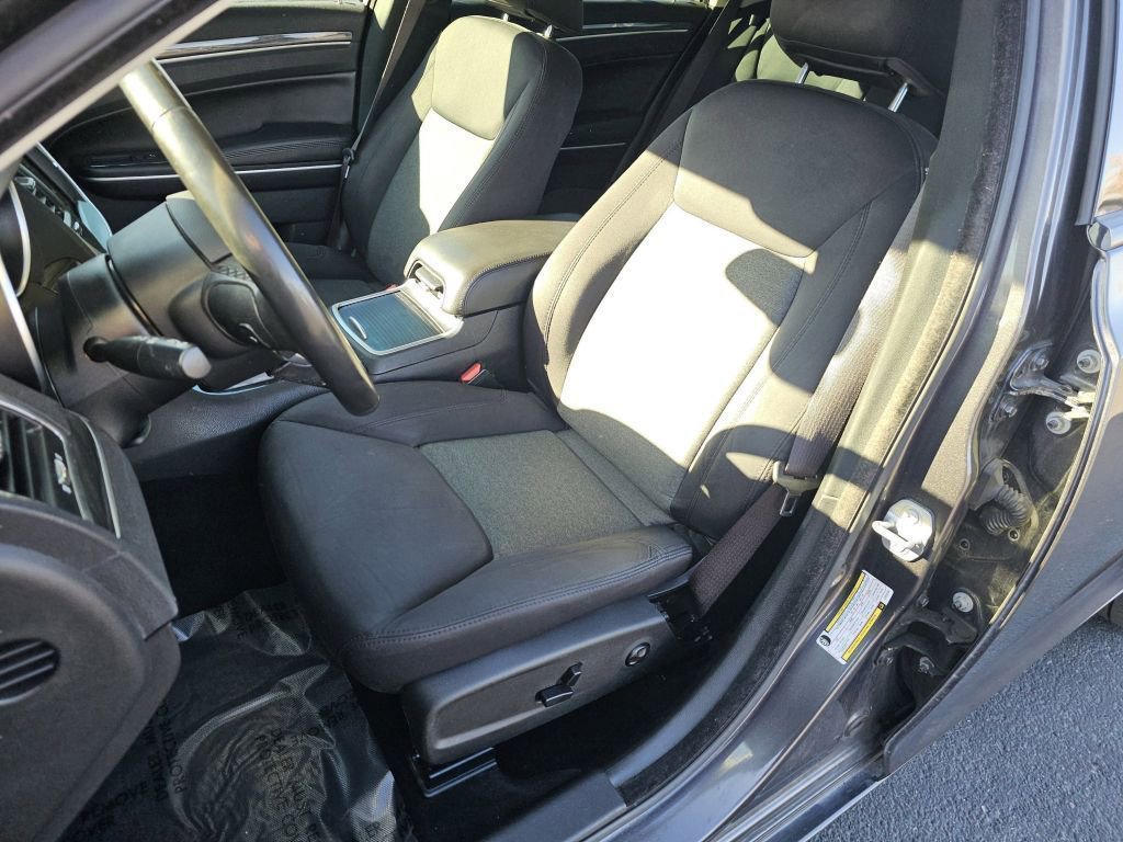 Used 2020 Chrysler 300 Touring w/ Sport Appearance Package image 6