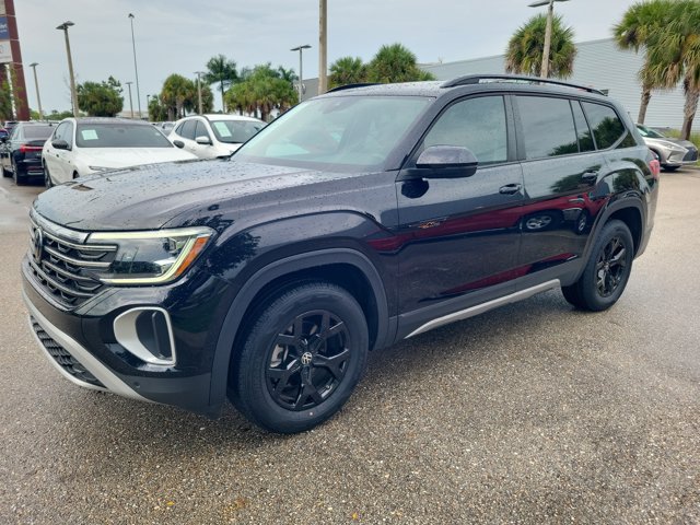 Used 2024 Volkswagen Atlas Peak Edition SE AWD/4WD image 4