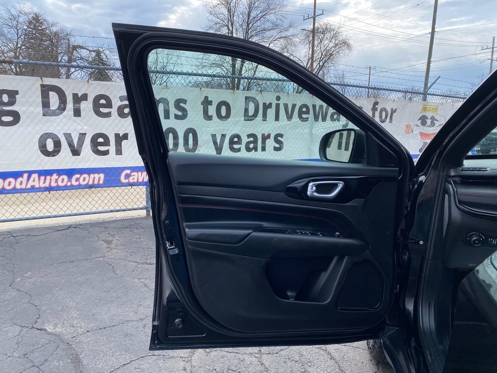 Used 2025 Jeep Compass Trailhawk image 13