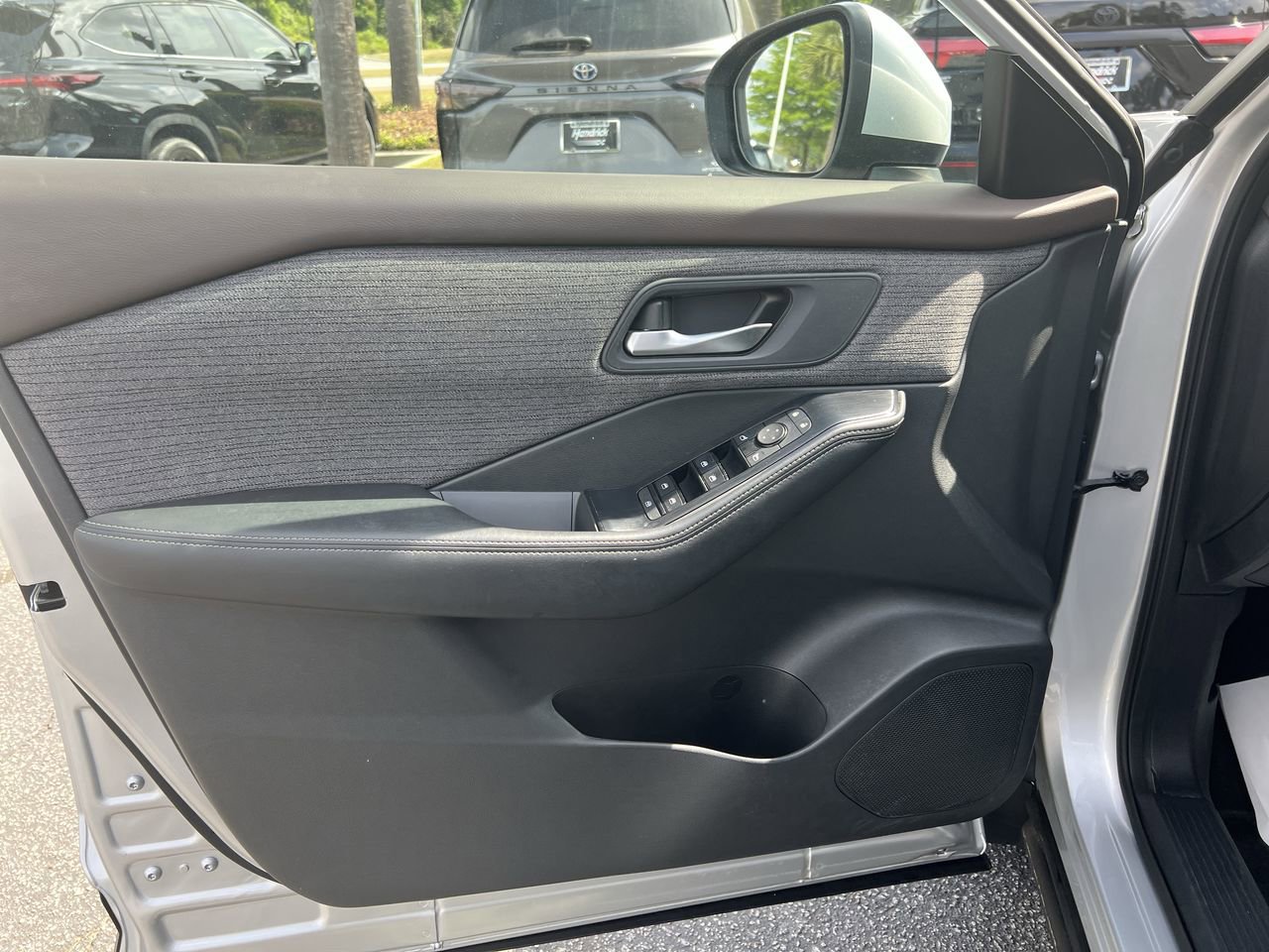 Used 2022 Nissan Rogue SV FWD image 14