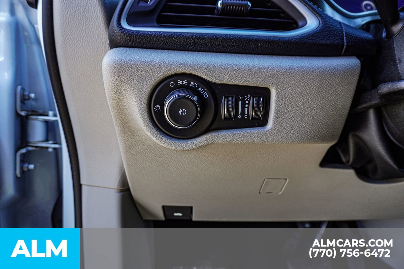 Used 2024 Chrysler Pacifica Select image 38