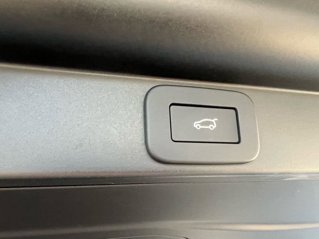 New 2026 Land Rover Range Rover SV image 28