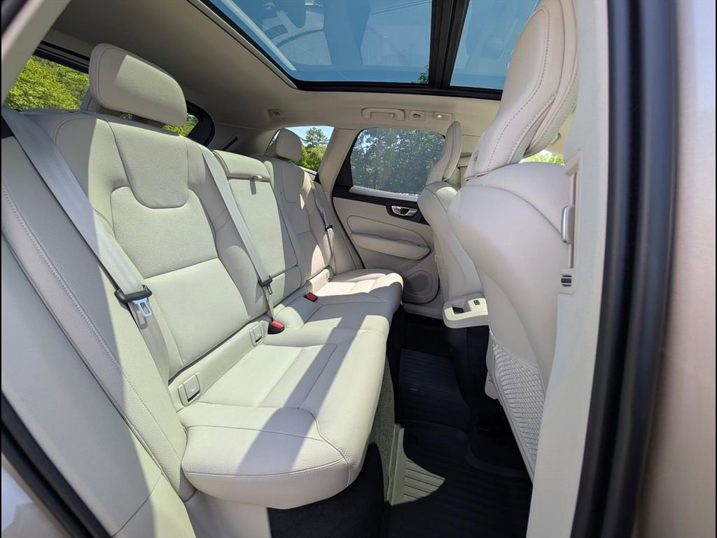Certified 2025 Volvo XC60 B5 Plus w/ Protection Package Premier AWD/4WD image 19