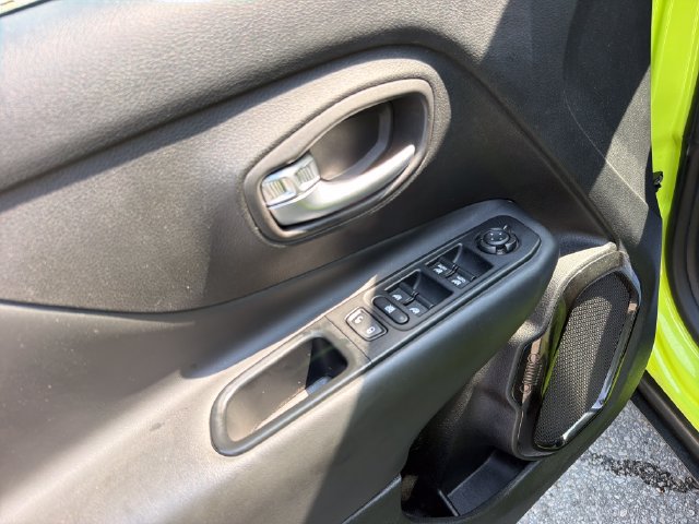 Used 2017 Jeep Renegade Altitude AWD/4WD image 13