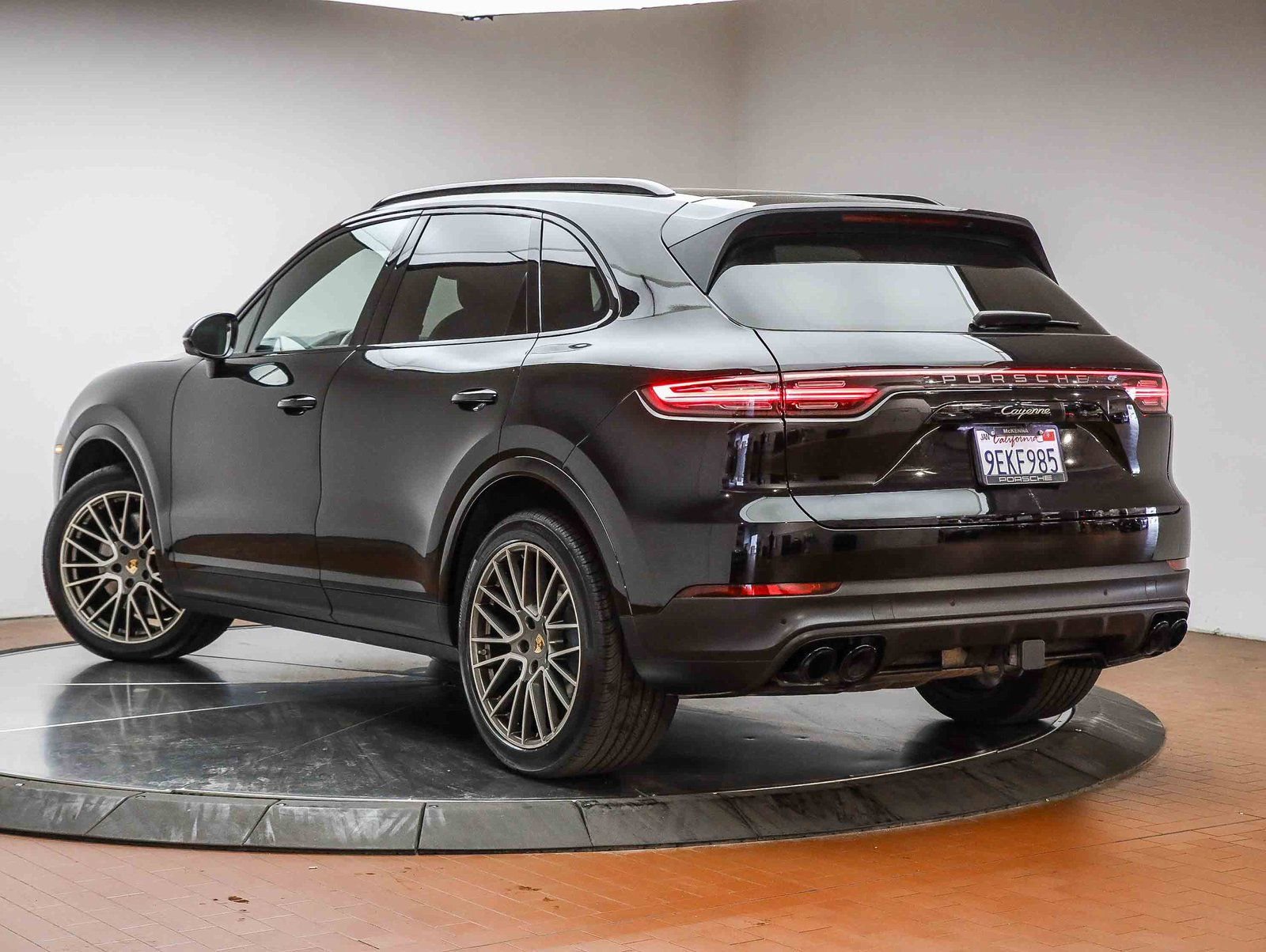 Certified 2023 Porsche Cayenne Platinum Edition image 3