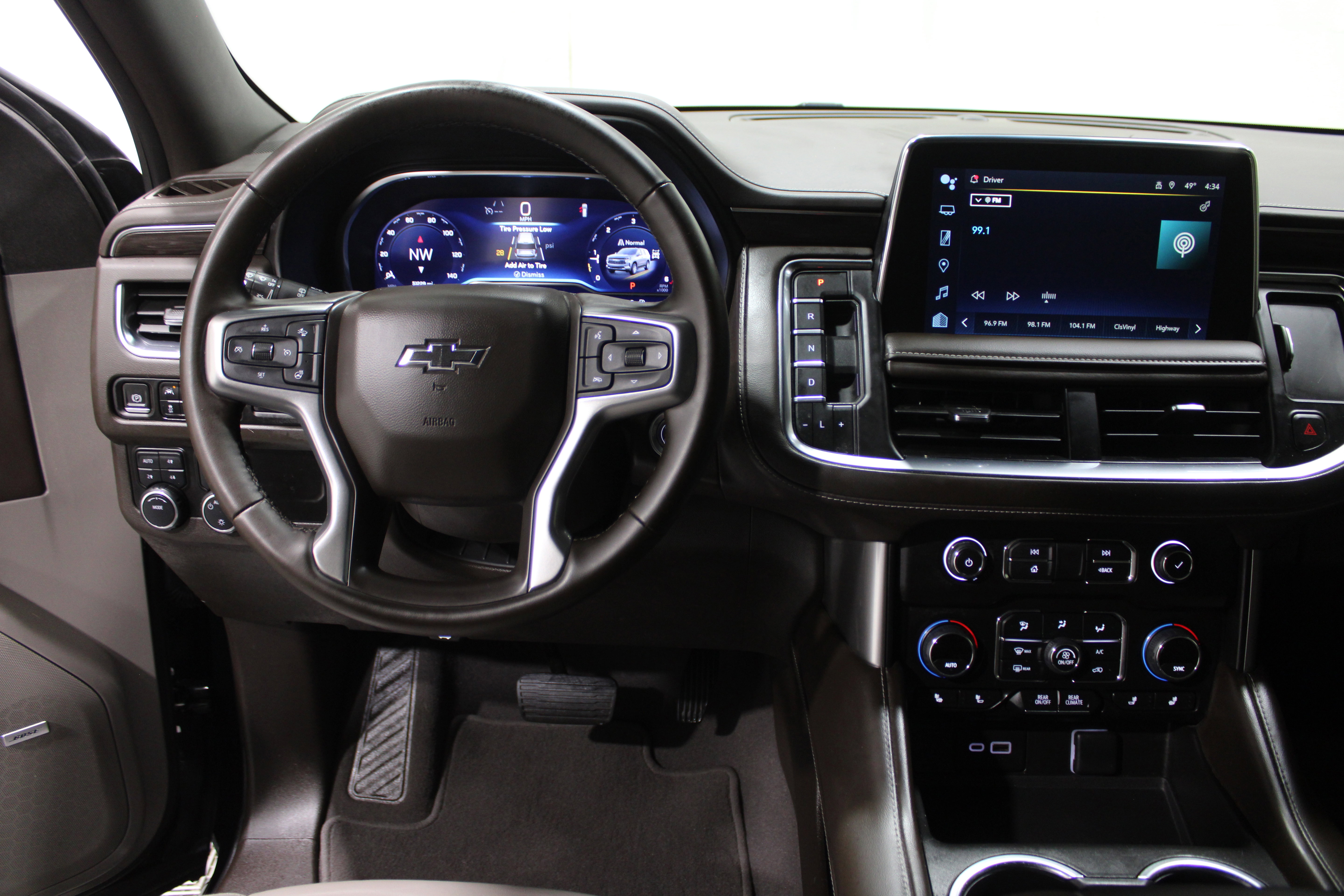 Used 2024 Chevrolet Suburban Z71 w/ Luxury Package image 2