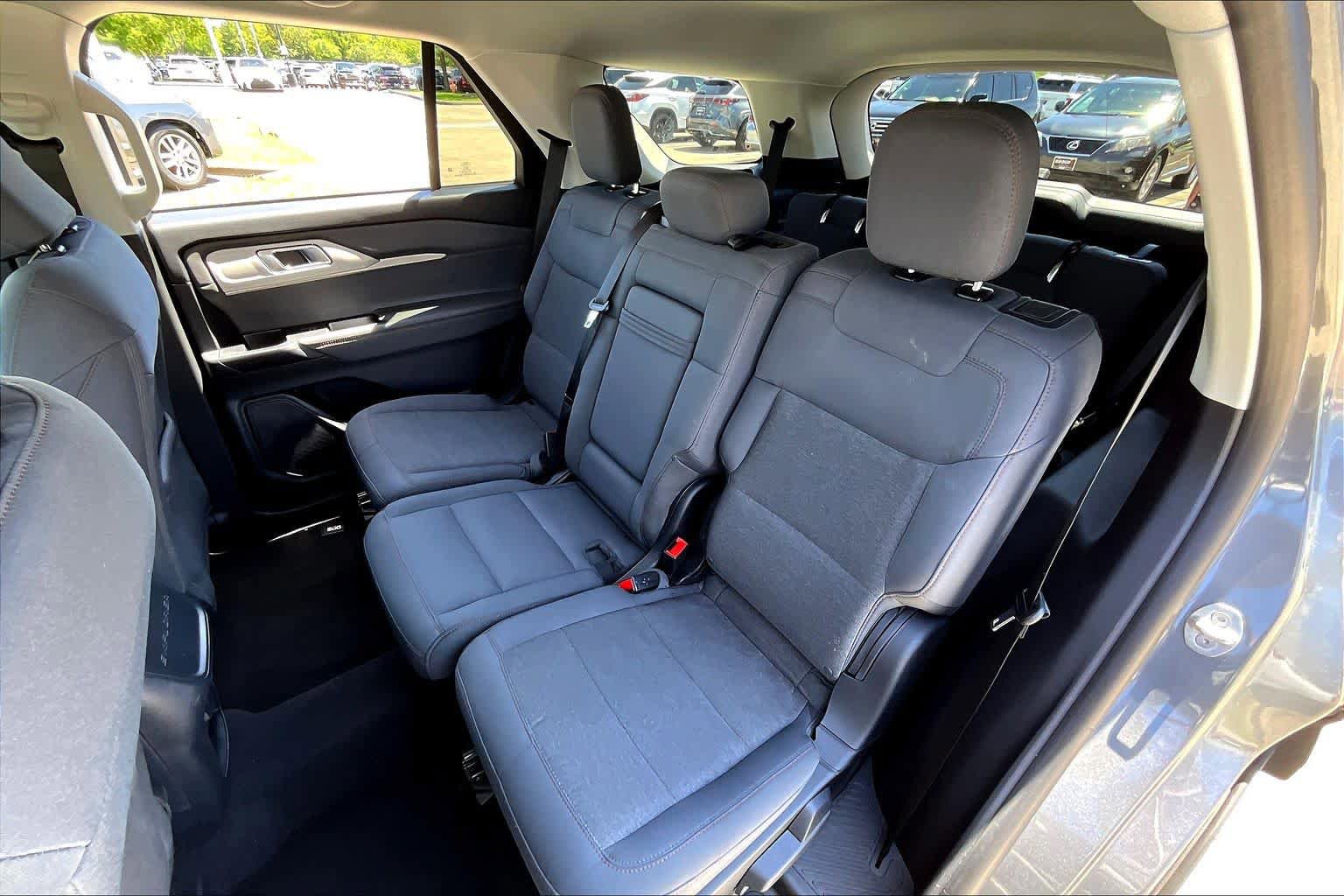 Used 2025 Ford Explorer Active RWD image 19