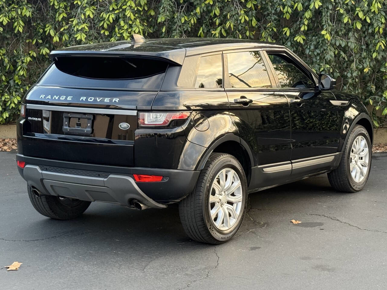 Used 2018 Land Rover Range Rover Evoque SE image 8