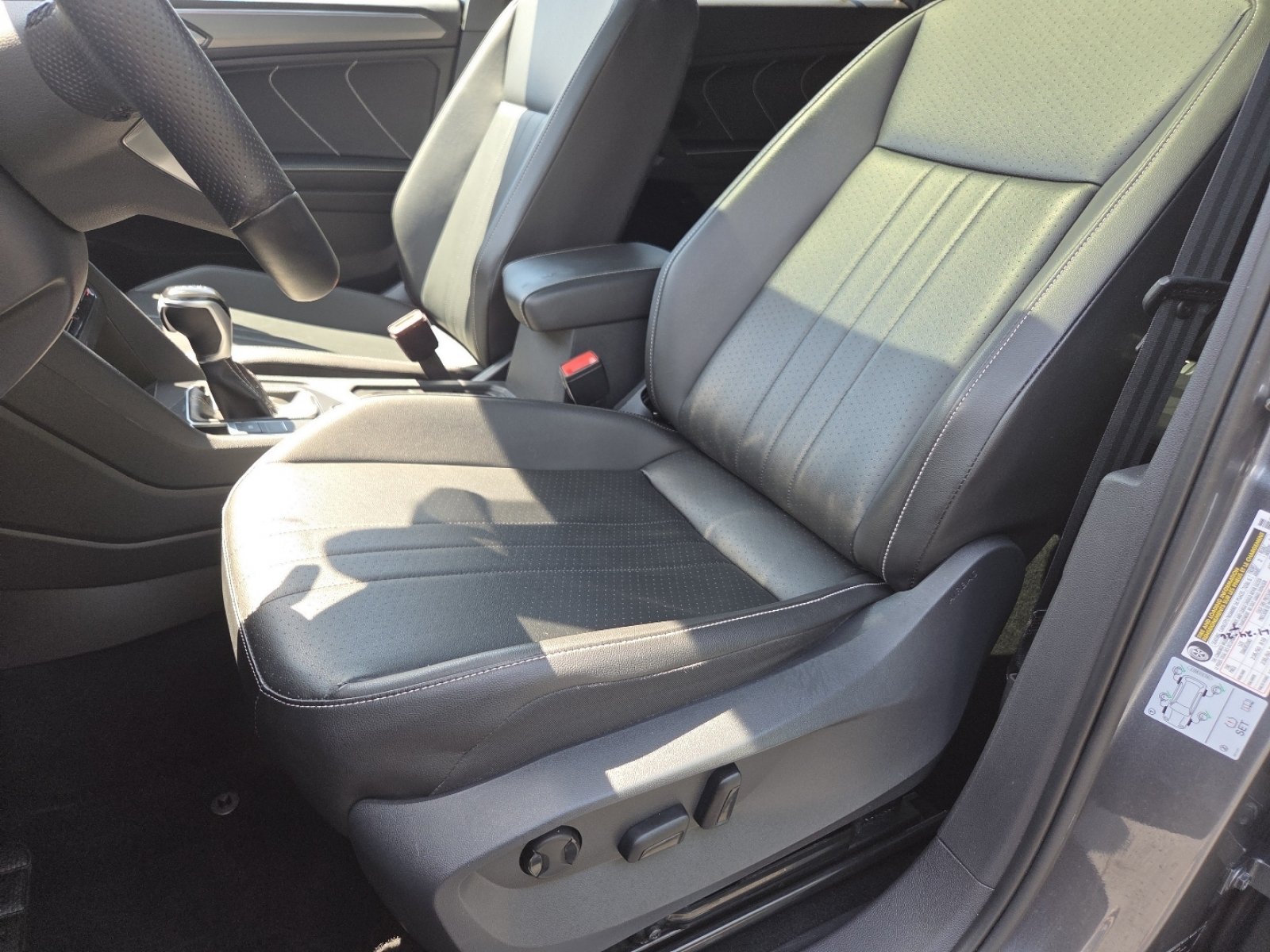 Used 2022 Volkswagen Tiguan SE R-Line AWD/4WD image 31