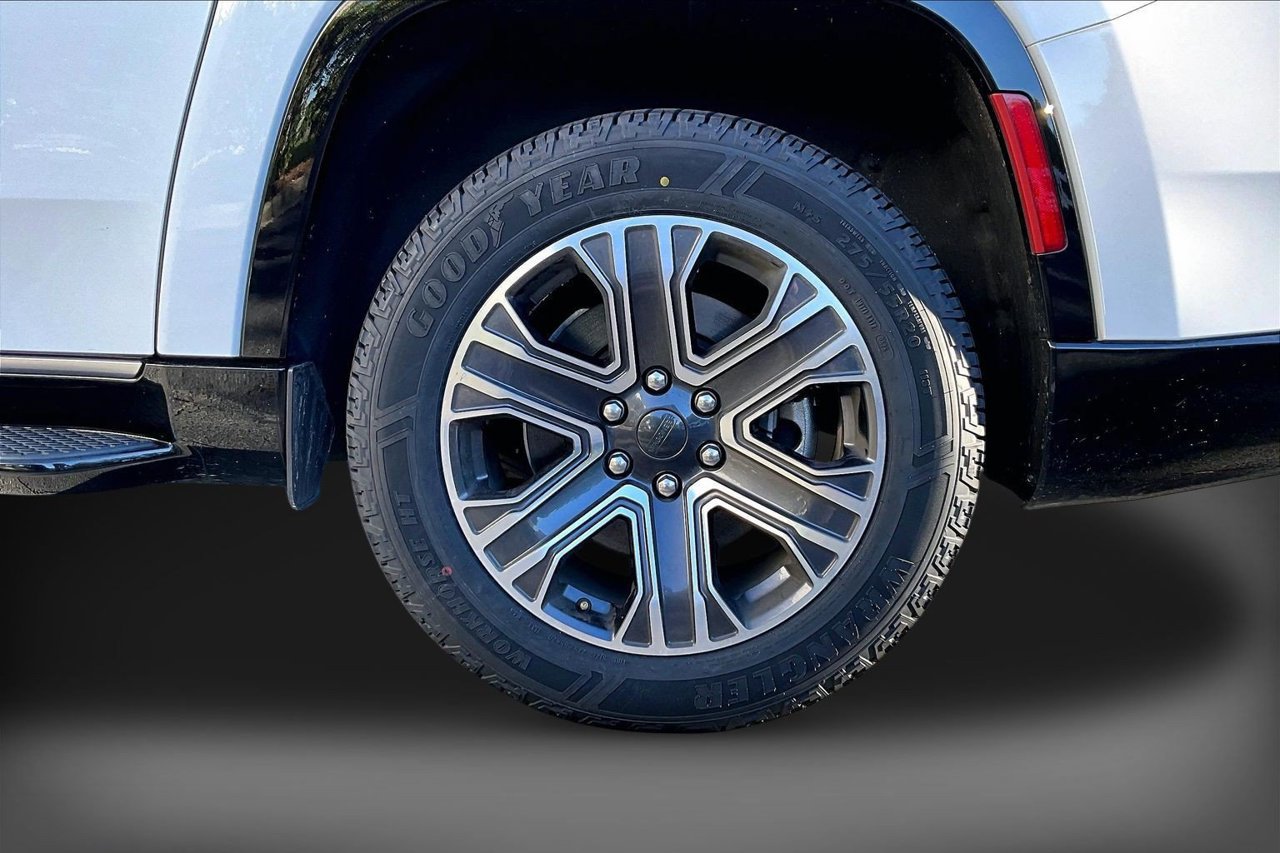 Certified 2024 Jeep Wagoneer L Series II w/ Flexible Seating Group AWD/4WD image 35