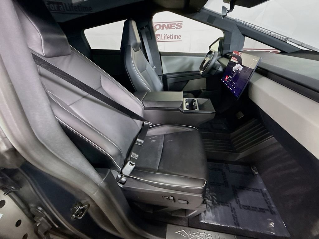 Used 2024 Tesla Cybertruck AWD Crew Cab image 30