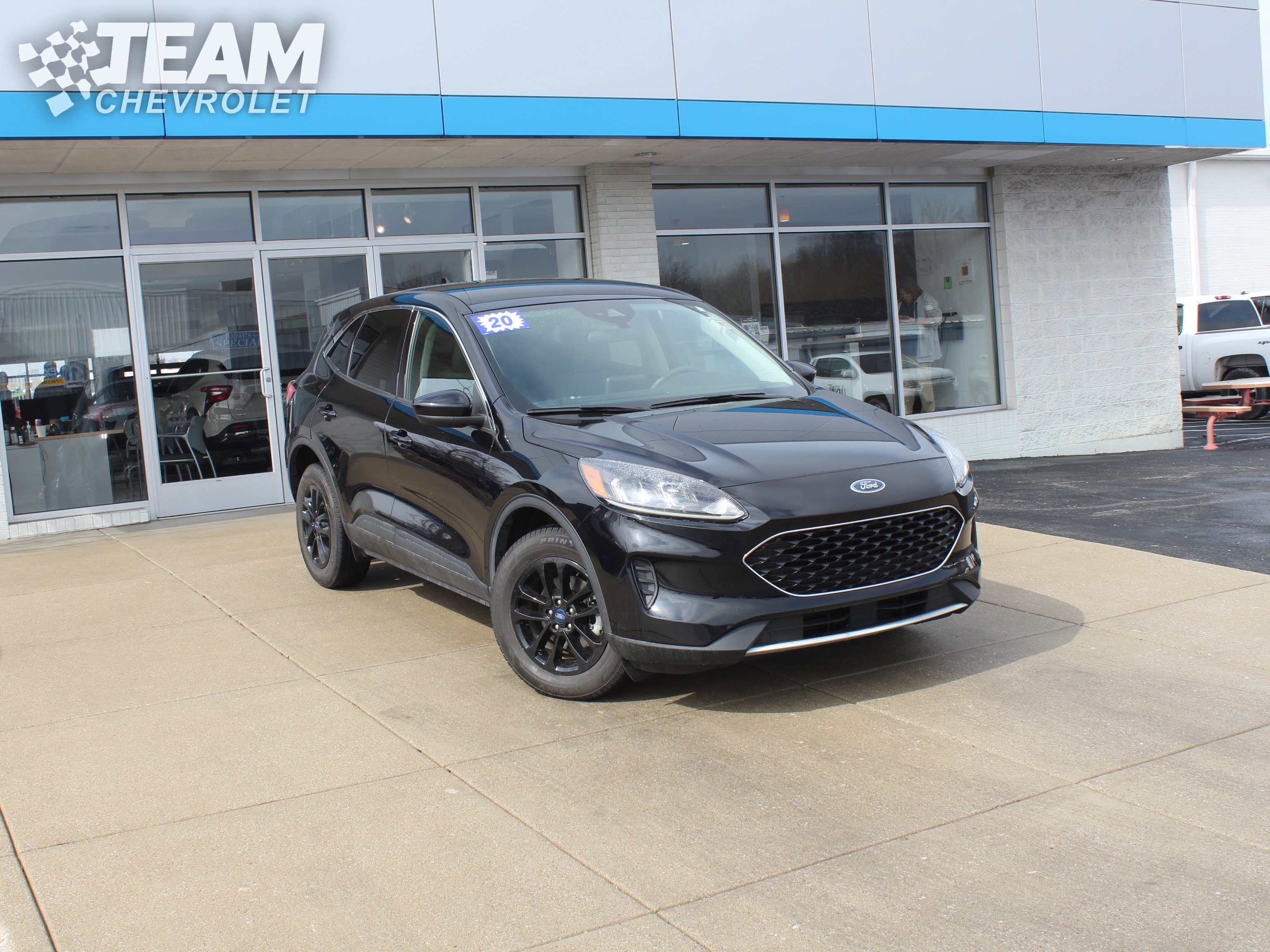Used 2020 Ford Escape SE image 2