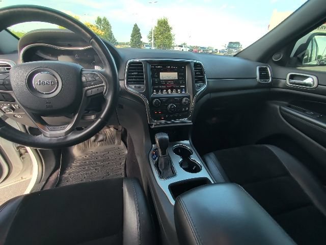 Used 2017 Jeep Grand Cherokee Altitude AWD/4WD image 12