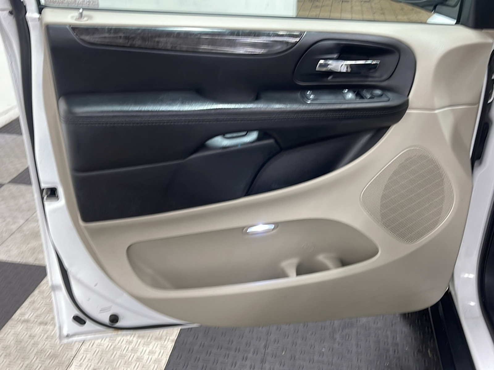 Used 2014 RAM C/V Tradesman w/ UConnect Hands-Free Group FWD image 10