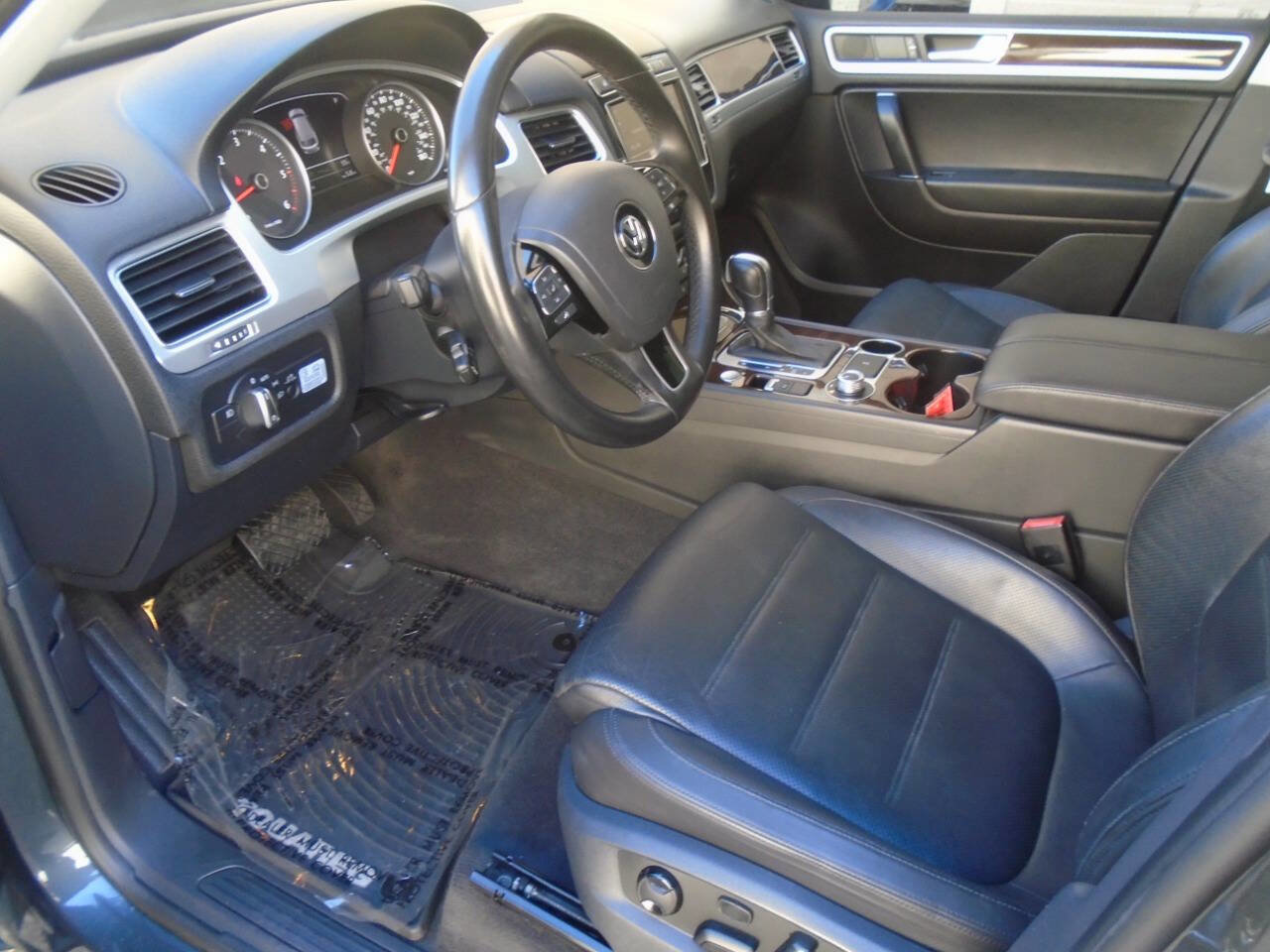 Used 2016 Volkswagen Touareg TDI image 23