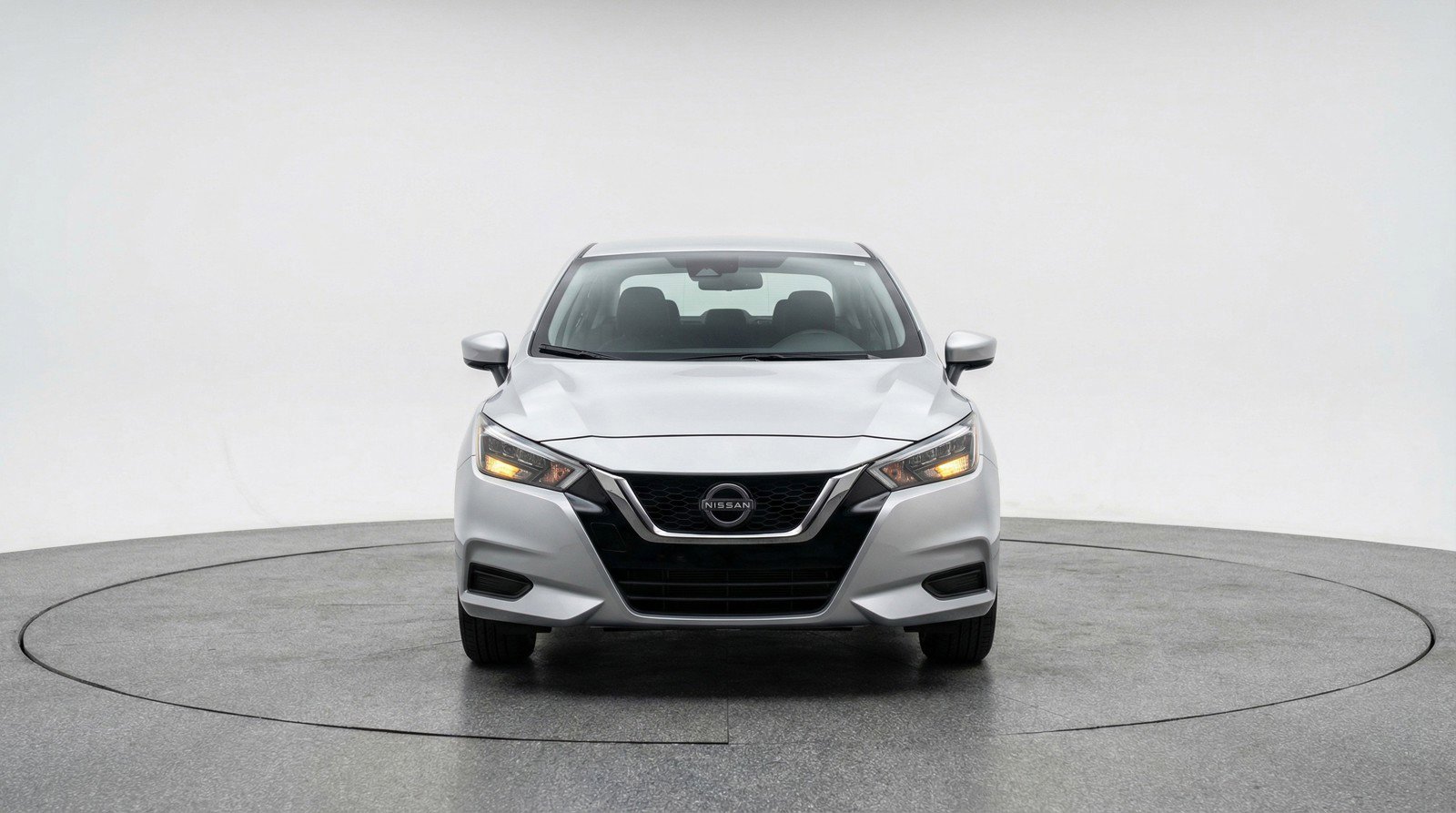 Used 2025 Nissan Versa SV image 2