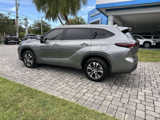 Used 2025 Toyota Highlander XLE FWD image 32