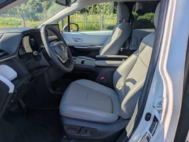Certified 2026 Toyota Sienna XLE FWD image 24