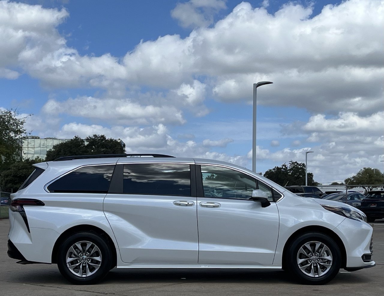 Used 2025 Toyota Sienna XLE FWD image 3