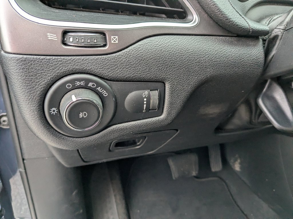 Used 2019 Jeep Cherokee Latitude w/ Popular Appearance Group AWD/4WD image 24