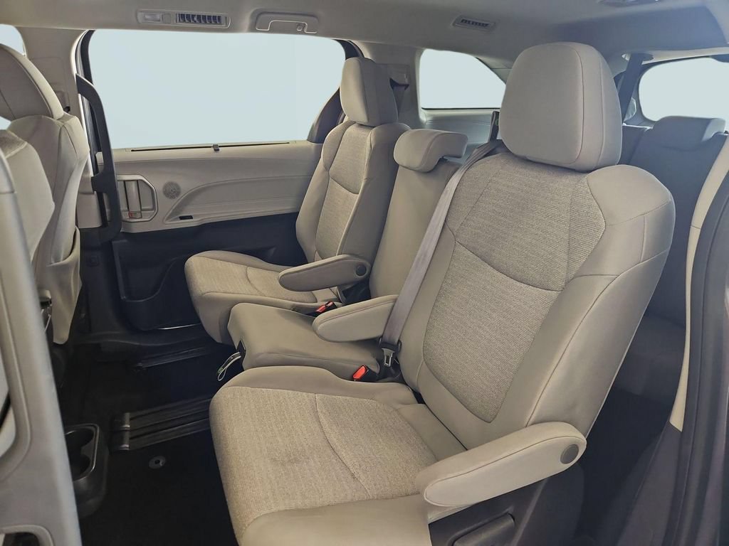 Used 2024 Toyota Sienna LE FWD image 23