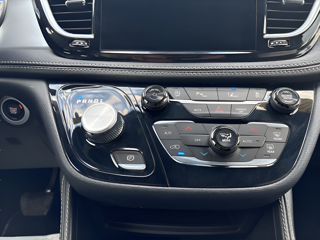 Used 2025 Chrysler Pacifica Limited FWD image 35