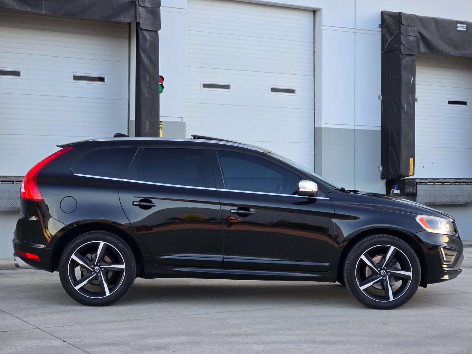 Used 2016 Volvo XC60 T6 R-Design AWD/4WD image 9
