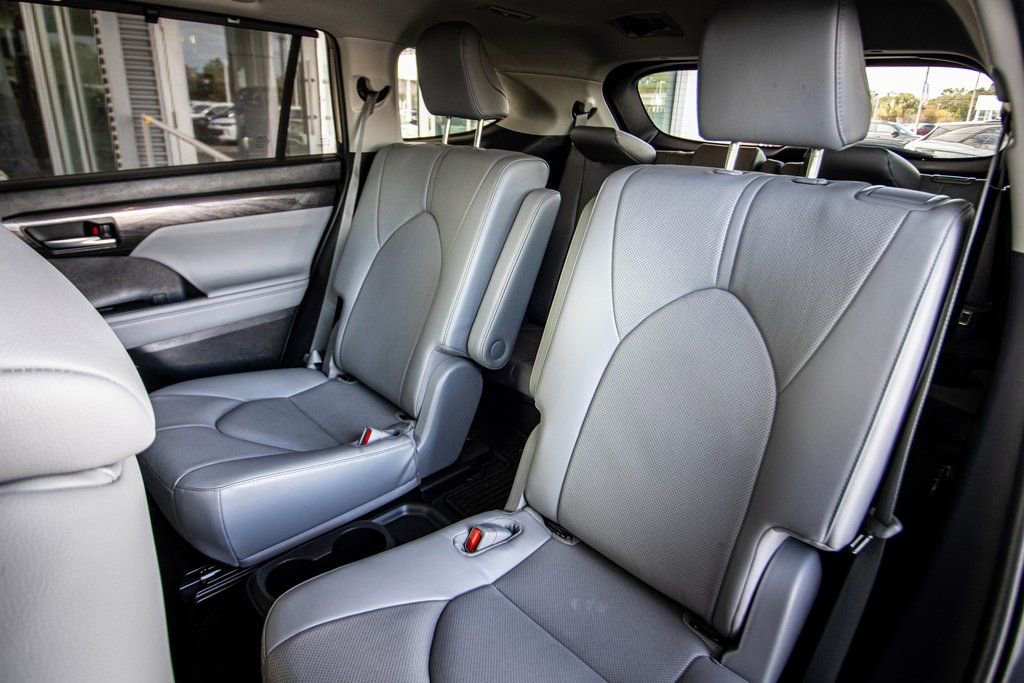 Used 2023 Toyota Highlander Limited image 46