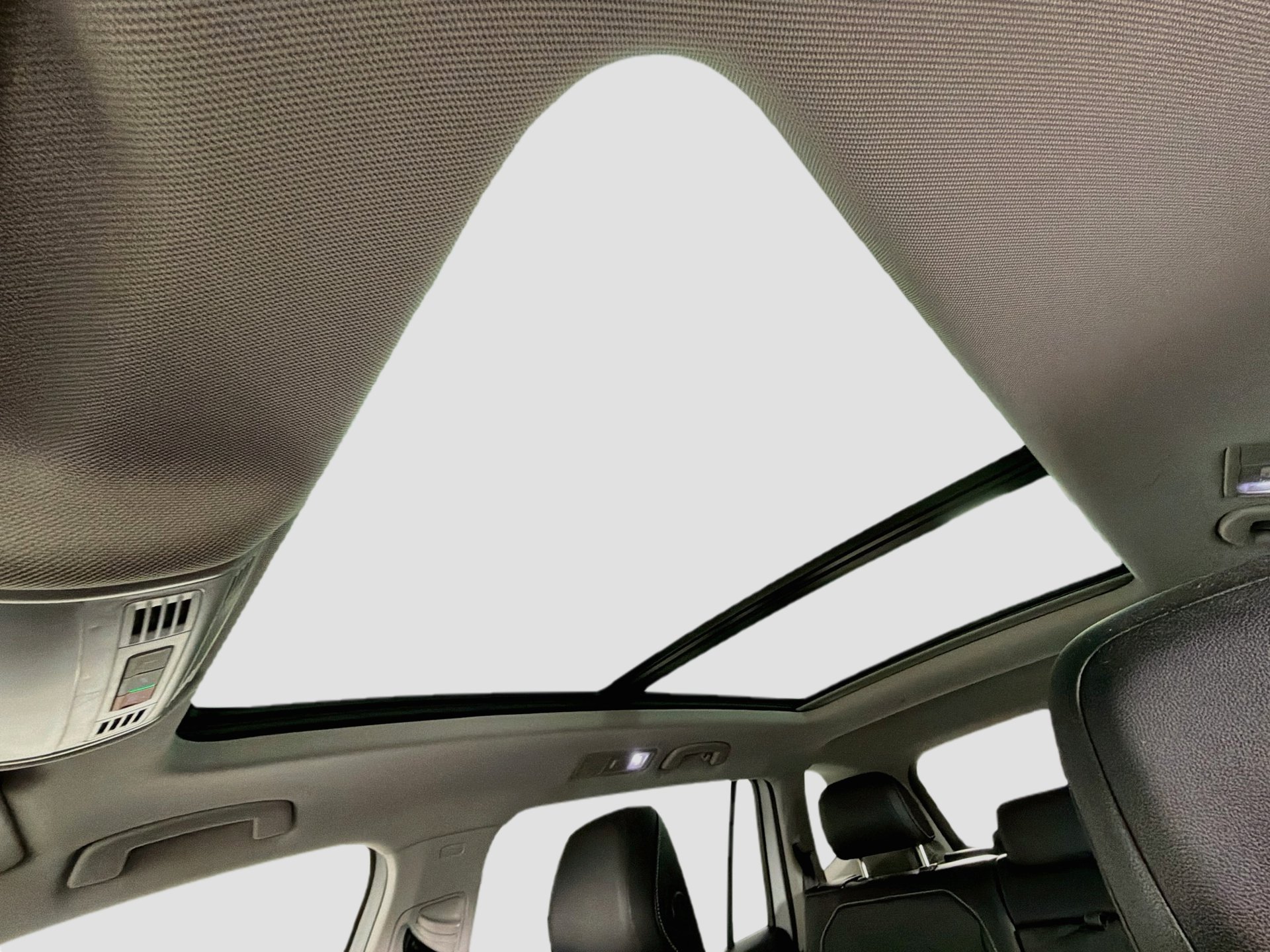 Certified 2023 Volkswagen Tiguan SE FWD image 21