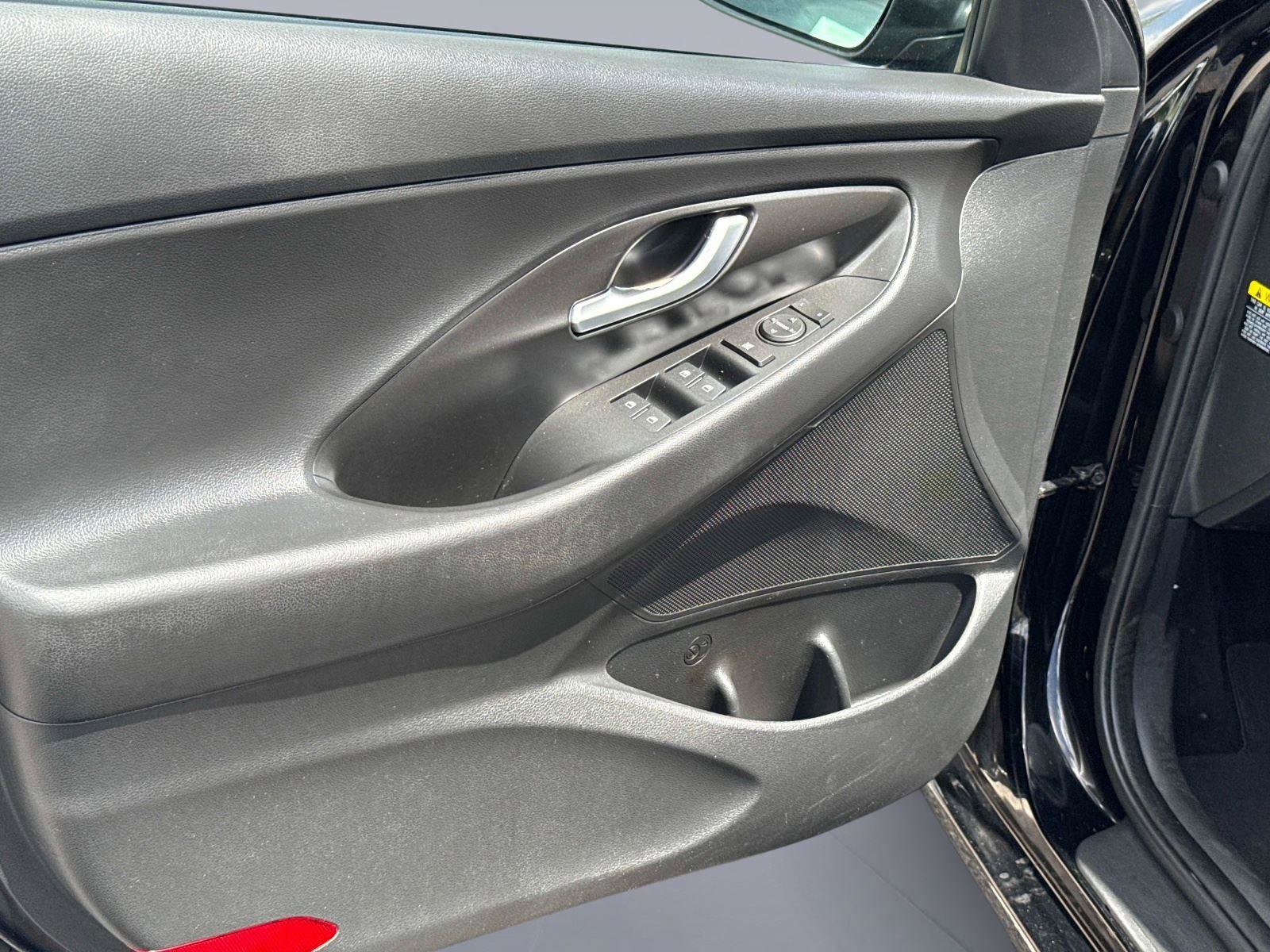 Used 2018 Hyundai Elantra GT FWD image 16