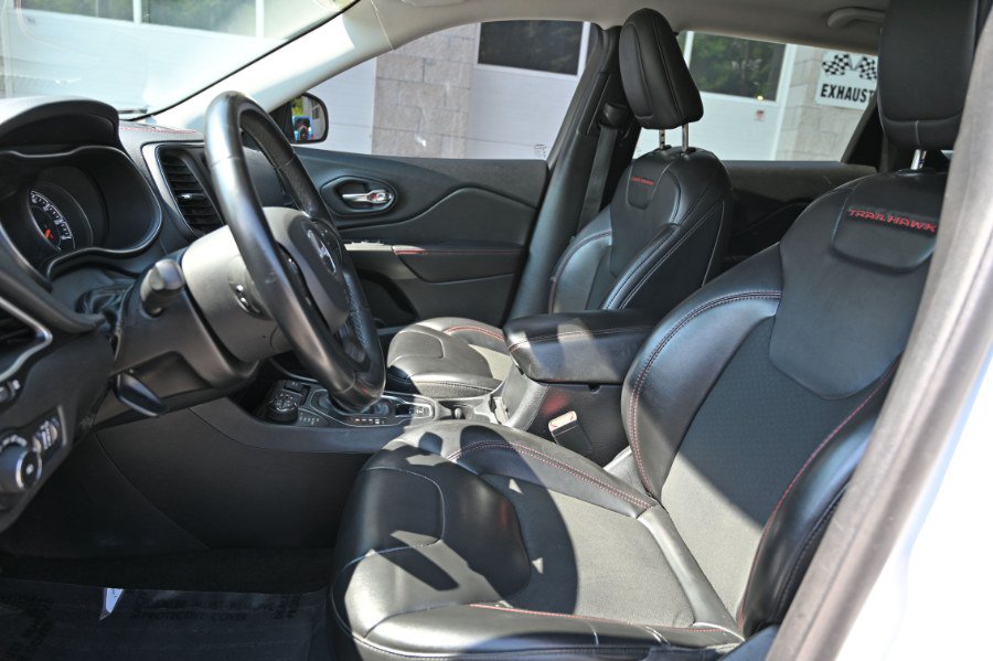 Used 2020 Jeep Cherokee Trailhawk AWD/4WD image 10