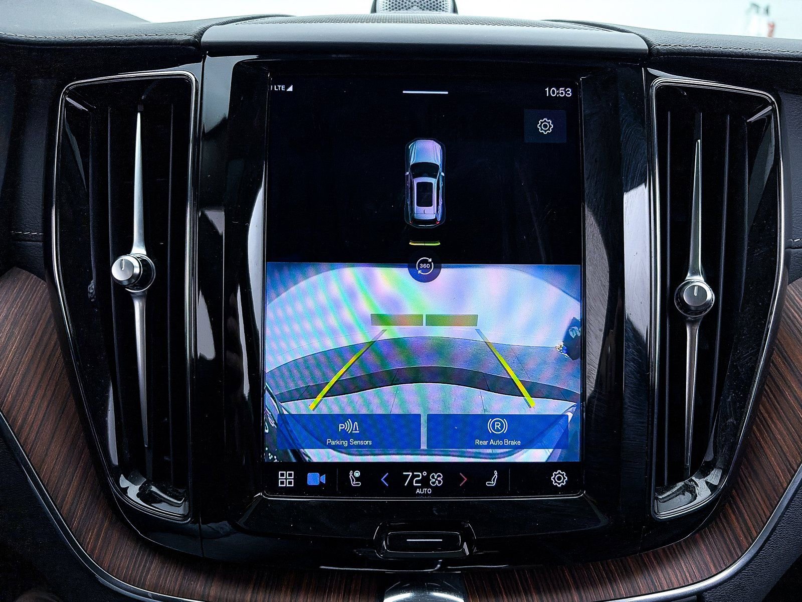 Used 2023 Volvo XC60 B6 Ultimate w/ Protection Package Premier image 8