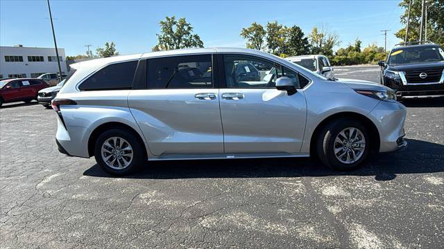 Certified 2025 Toyota Sienna XLE FWD image 10