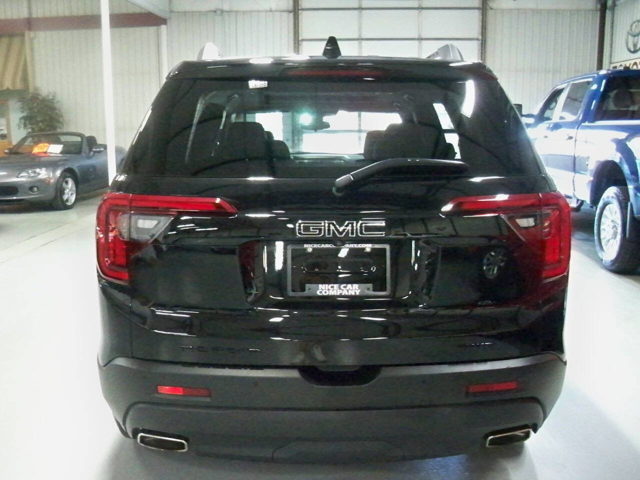 Used 2023 GMC Acadia SLE w/ Driver Convenience Package image 4